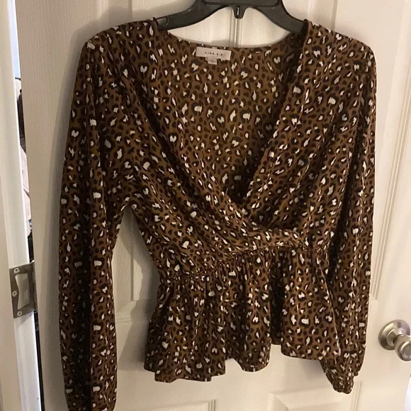 Gilli Cute Long-Sleeve Dressy Chetah Print Top Size S - Picture 1 of 1